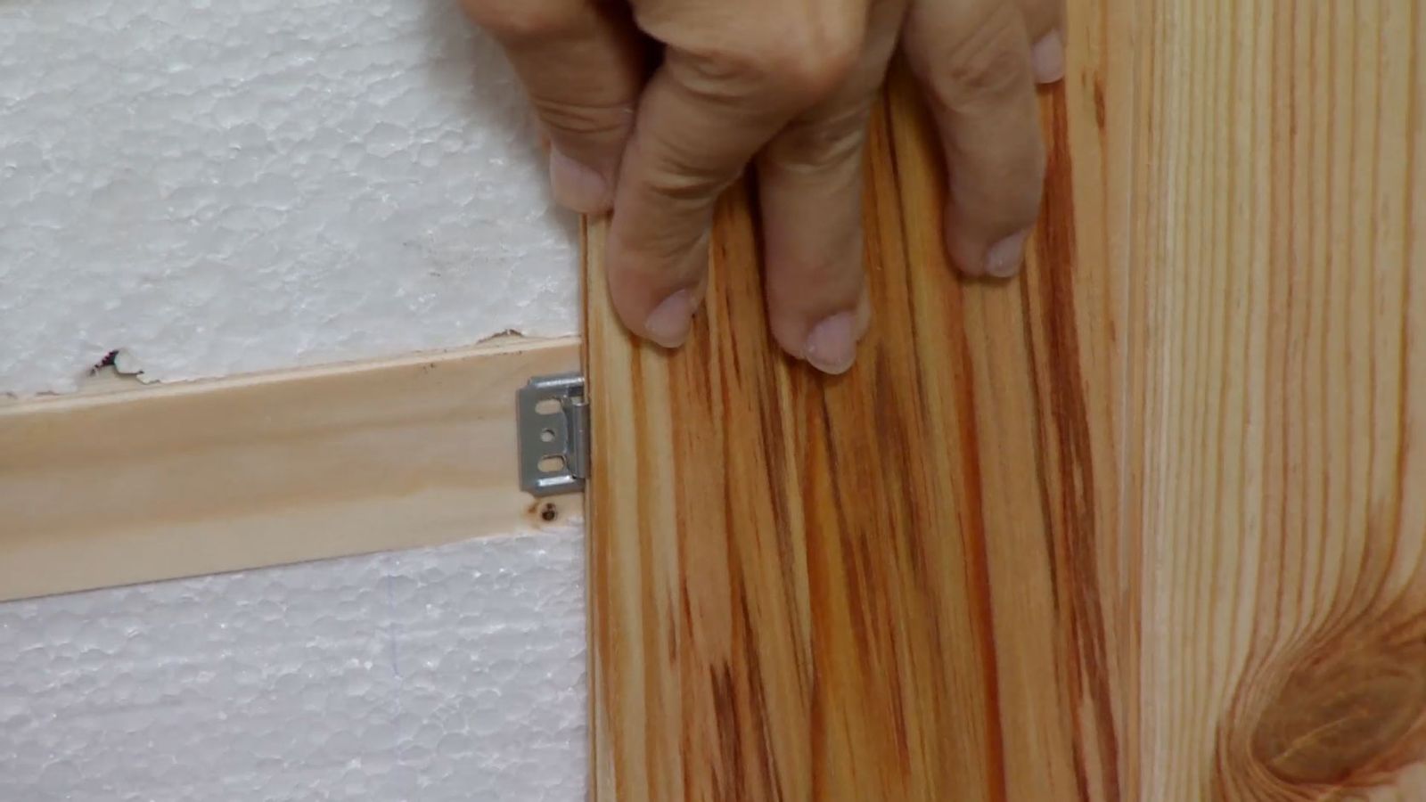 Aseo con friso de madera blanco paso 5 Aseo con friso de madera blanco paso 5