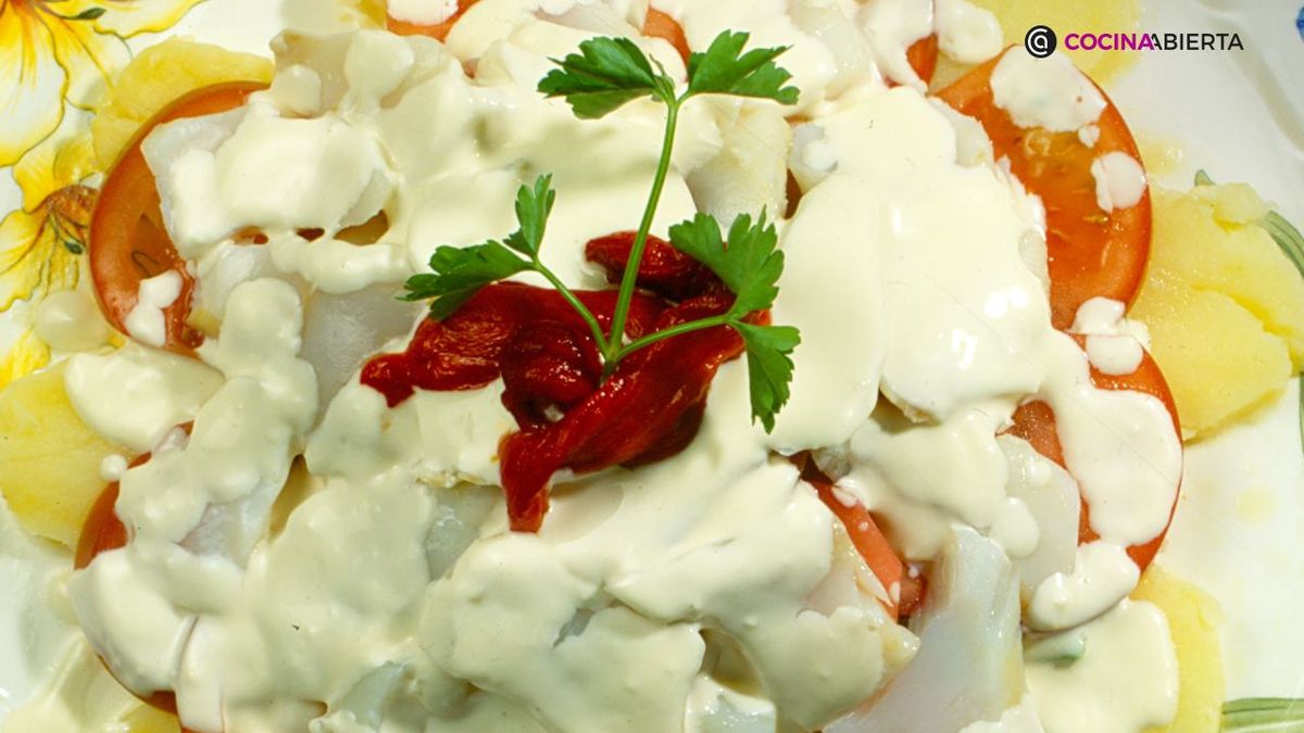 La ensalada de bacalao y patatas es una opción perfecta para una comida ligera