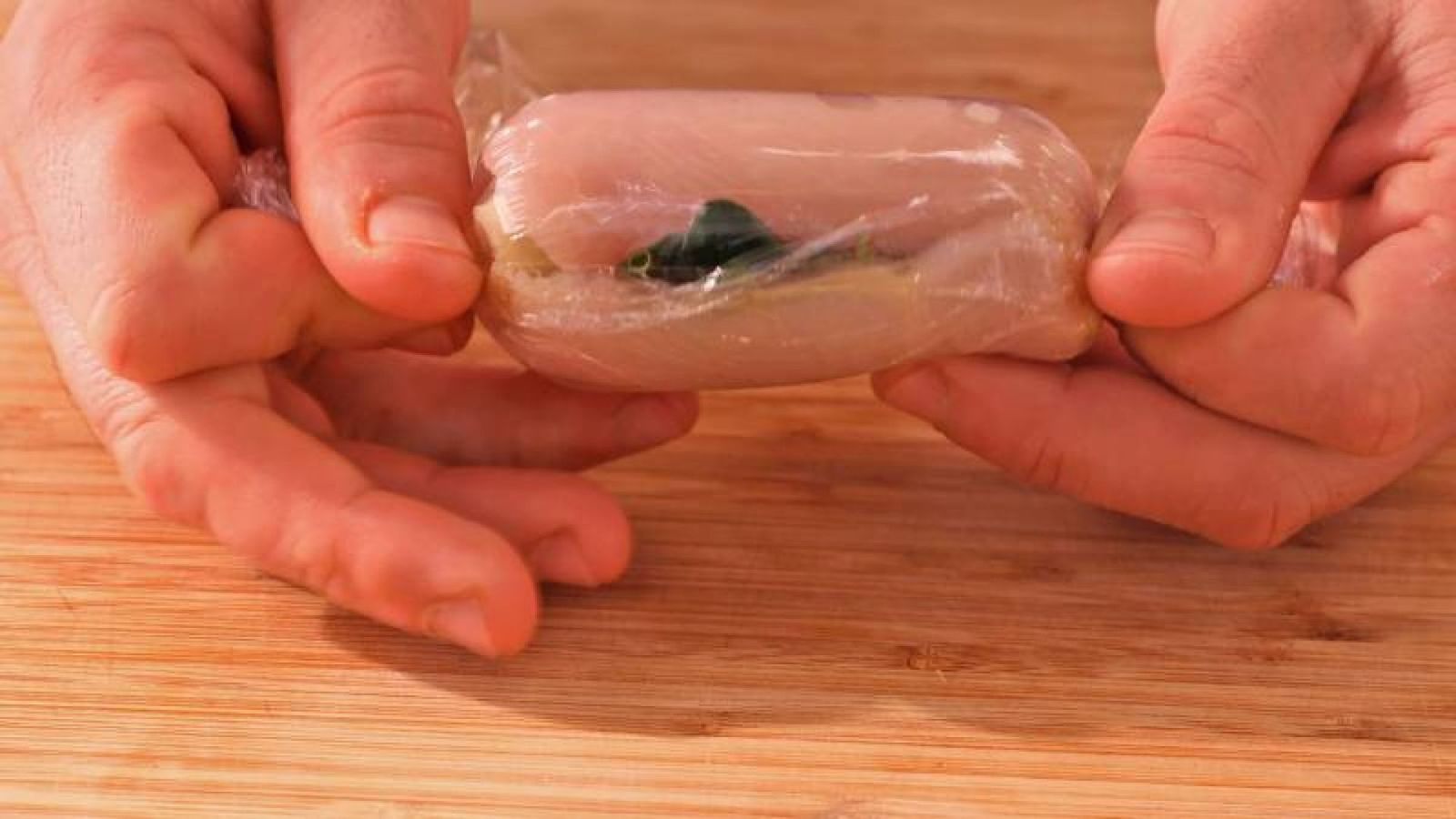 Envuelve los rollitos de pollo en papel film y déjalos reposar en el frigorífico durante 1 hora para que mantengan su forma Envuelve los rollitos de pollo en papel film y déjalos reposar en el frigorífico durante 1 hora para que mantengan su forma