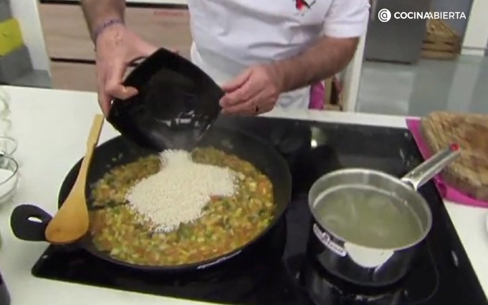Incorpora el arroz al sofrito Incorpora el arroz al sofrito