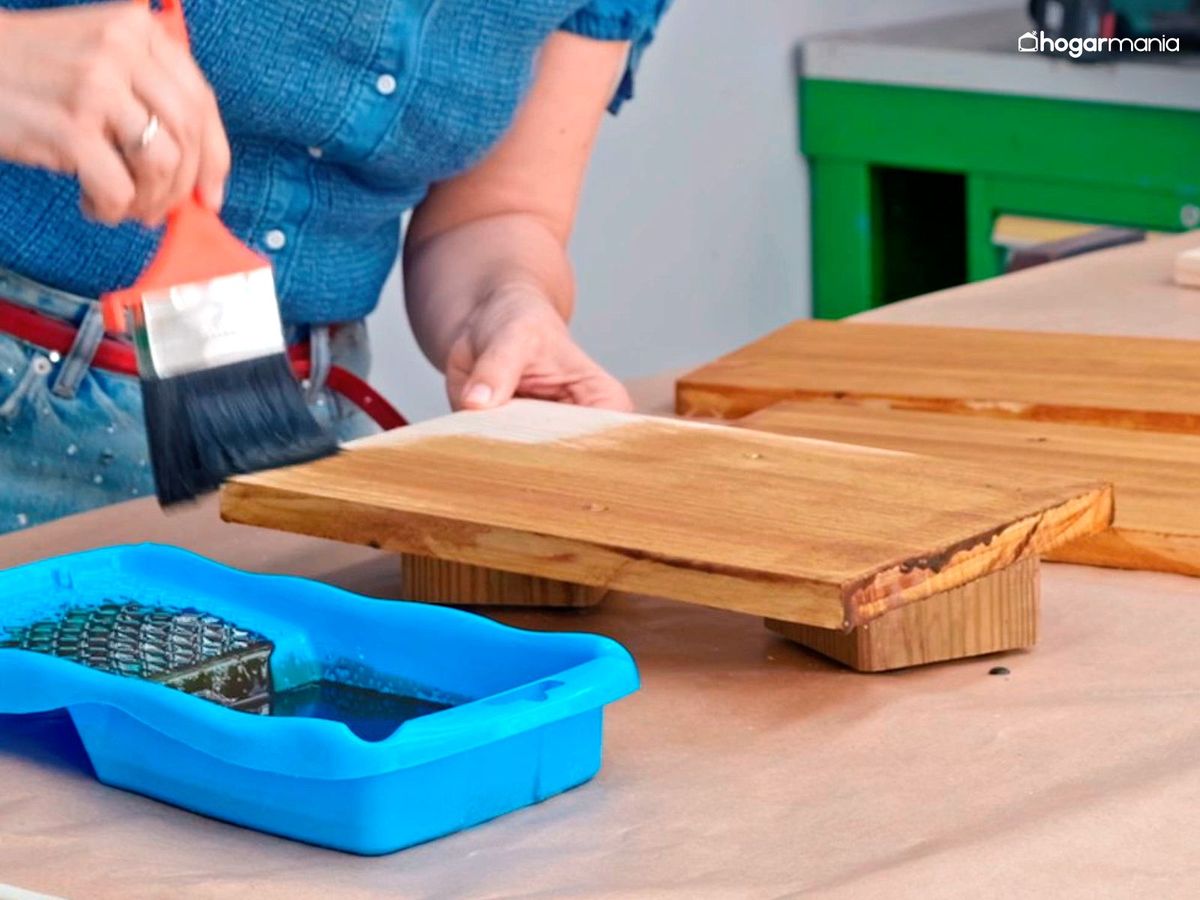 Barniza la madera para proteger el organizador extensible de cocina