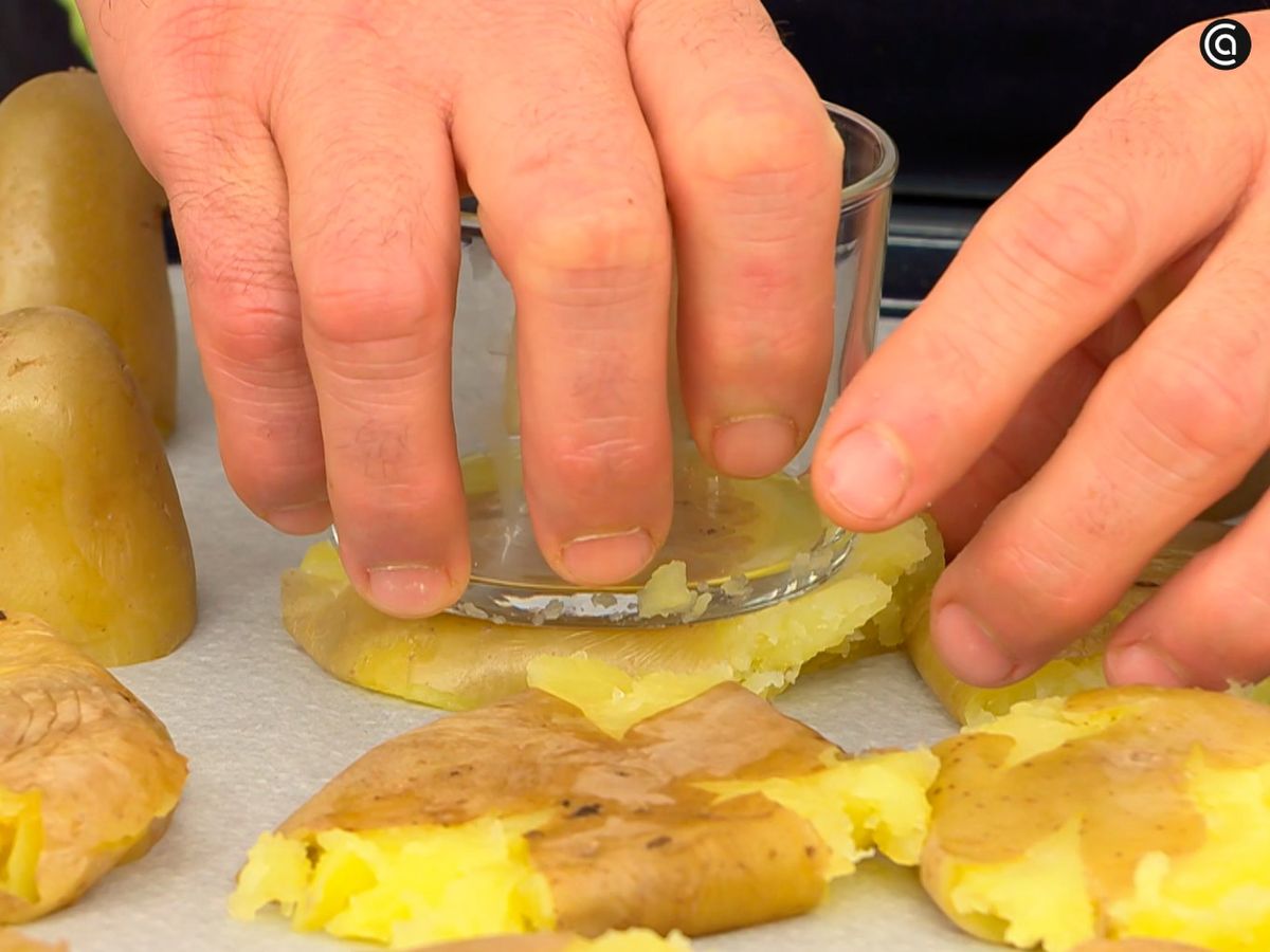Aplasta las patatas cocidas y dóralas en el horno
