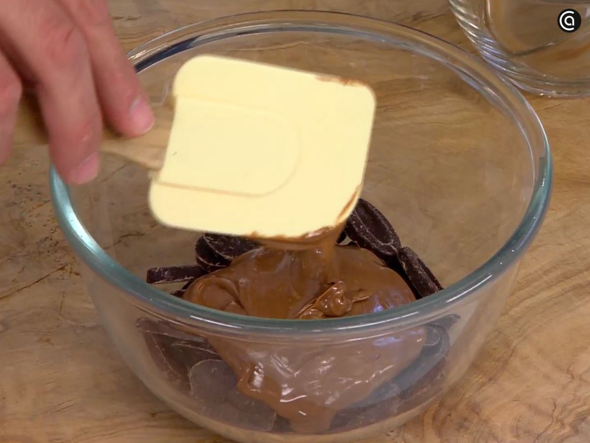 Funde el chocolate con la pasta de avellanas hasta obtener una mezcla homogénea