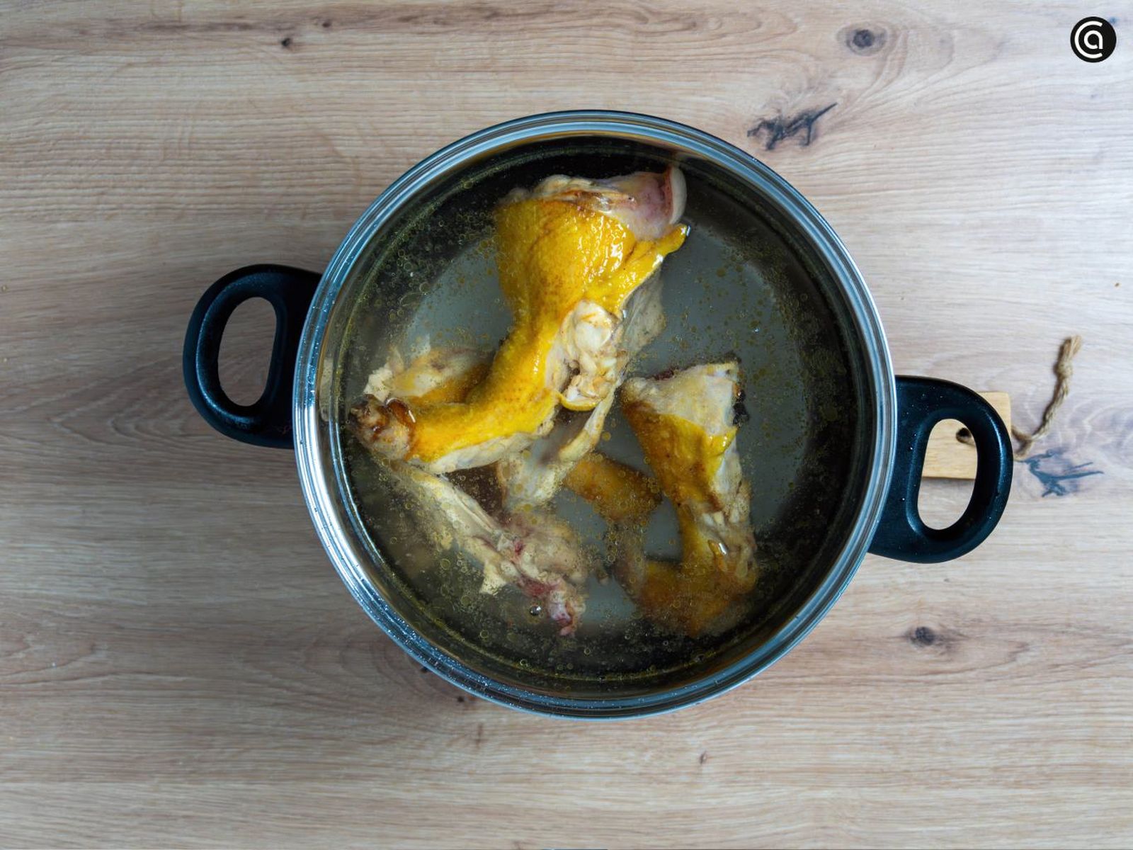 Coloca las carcasas y el muslo de pollo en una olla con agua