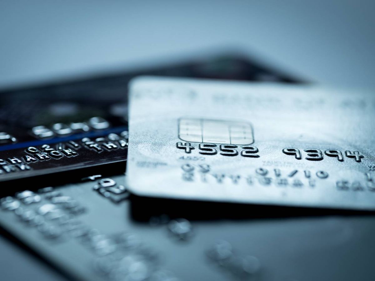 Desde 1989, las tarjetas de crédito y débito están reguladas por la norma ISO/IEC 7812.