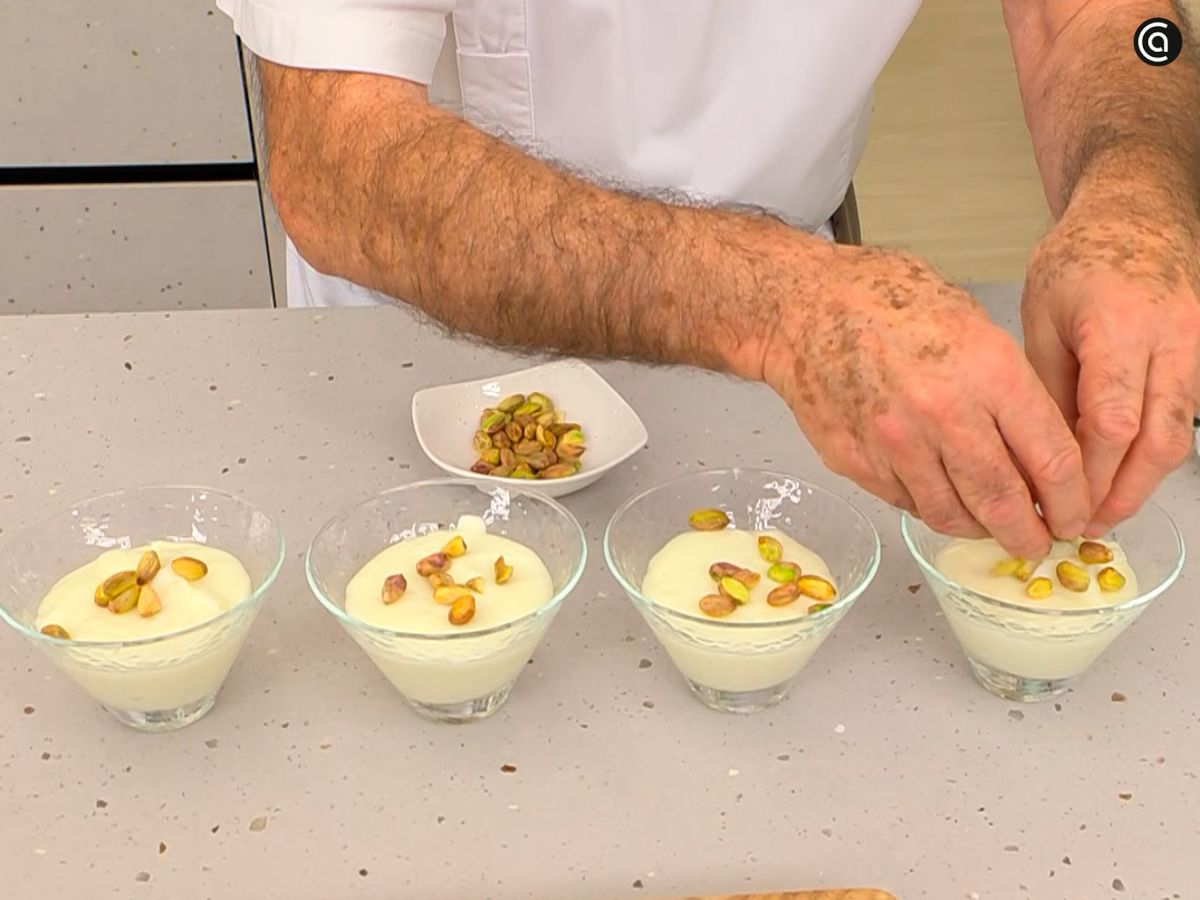 Sirve la mahalabia templada y decora con pistachos picados