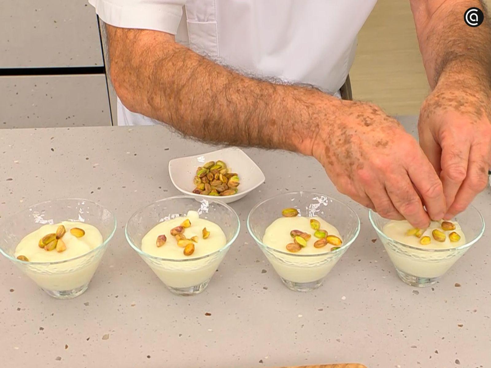 Sirve la mahalabia templada y decora con pistachos picados