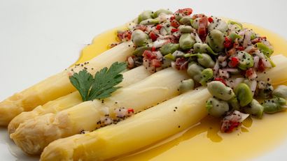 Espárragos frescos con habitas, receta de Karlos Arguiñano