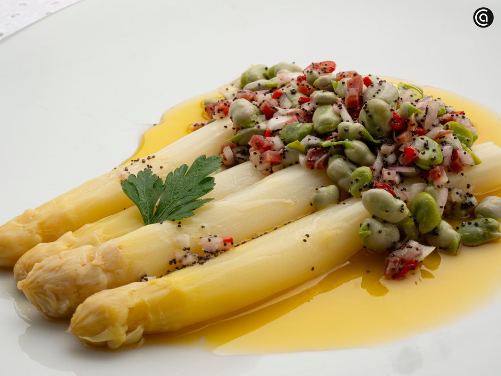 Espárragos frescos con habitas, receta de temporada de Karlos Arguiñano