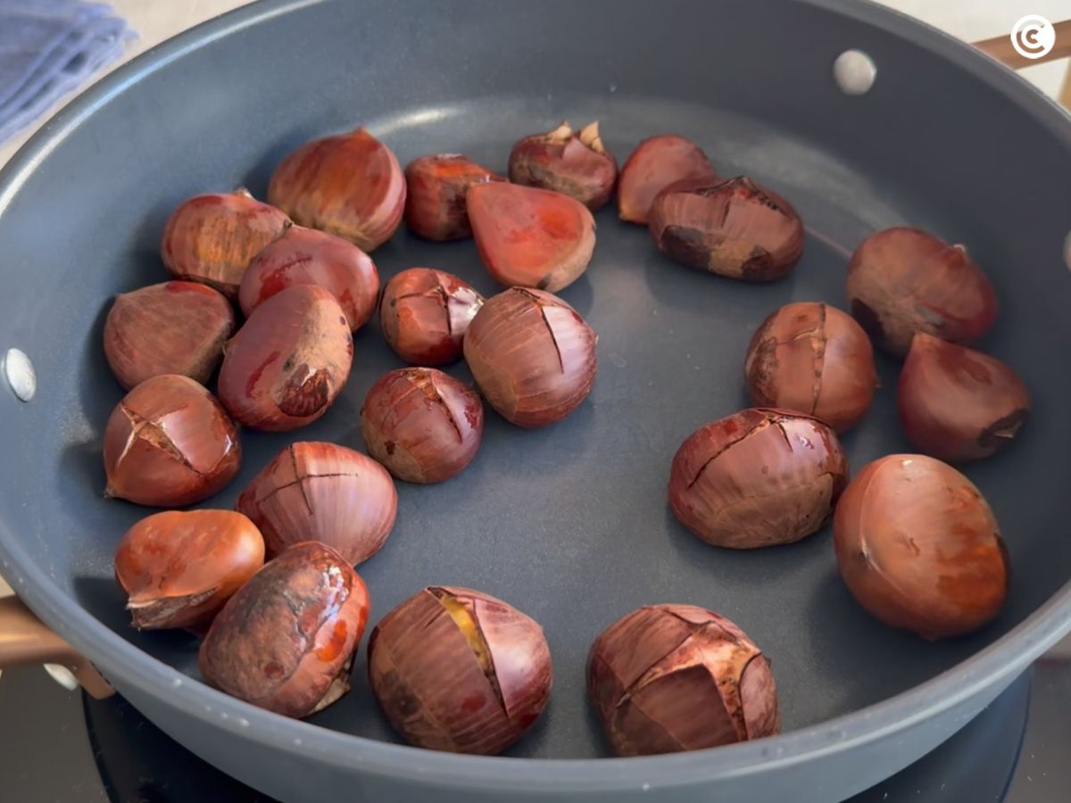 Cocina las castañas en su propio vapor