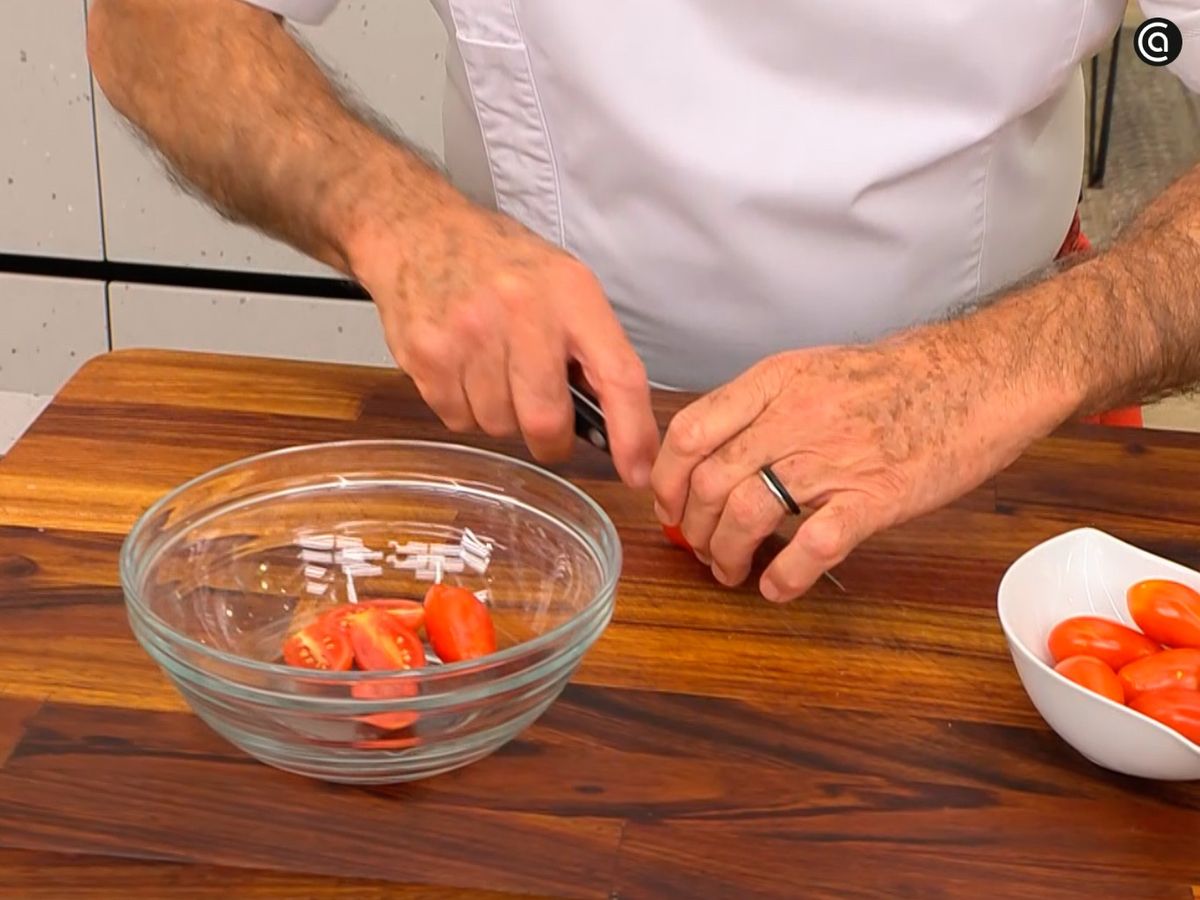 Aliña los tomates cherry recién cortados