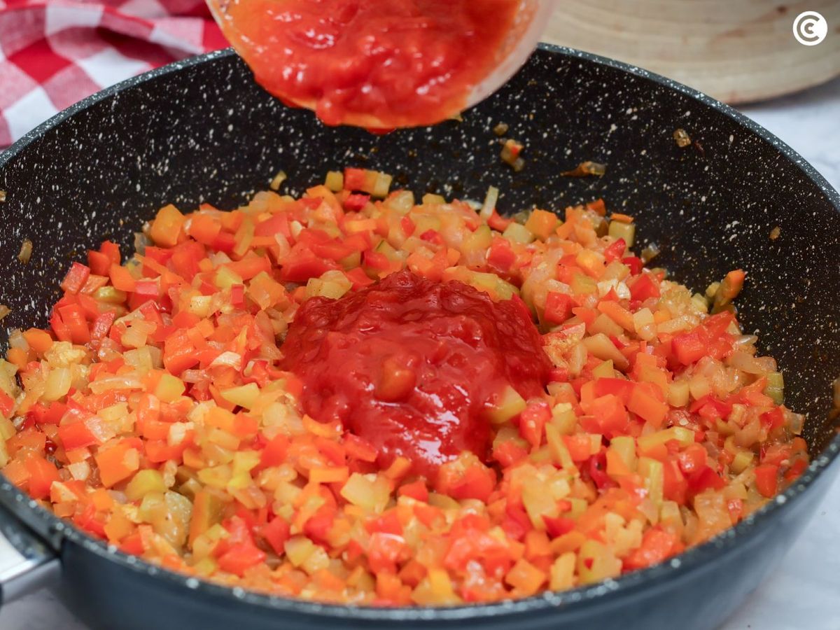 Relleno de verduras con tomate para las empanadillas