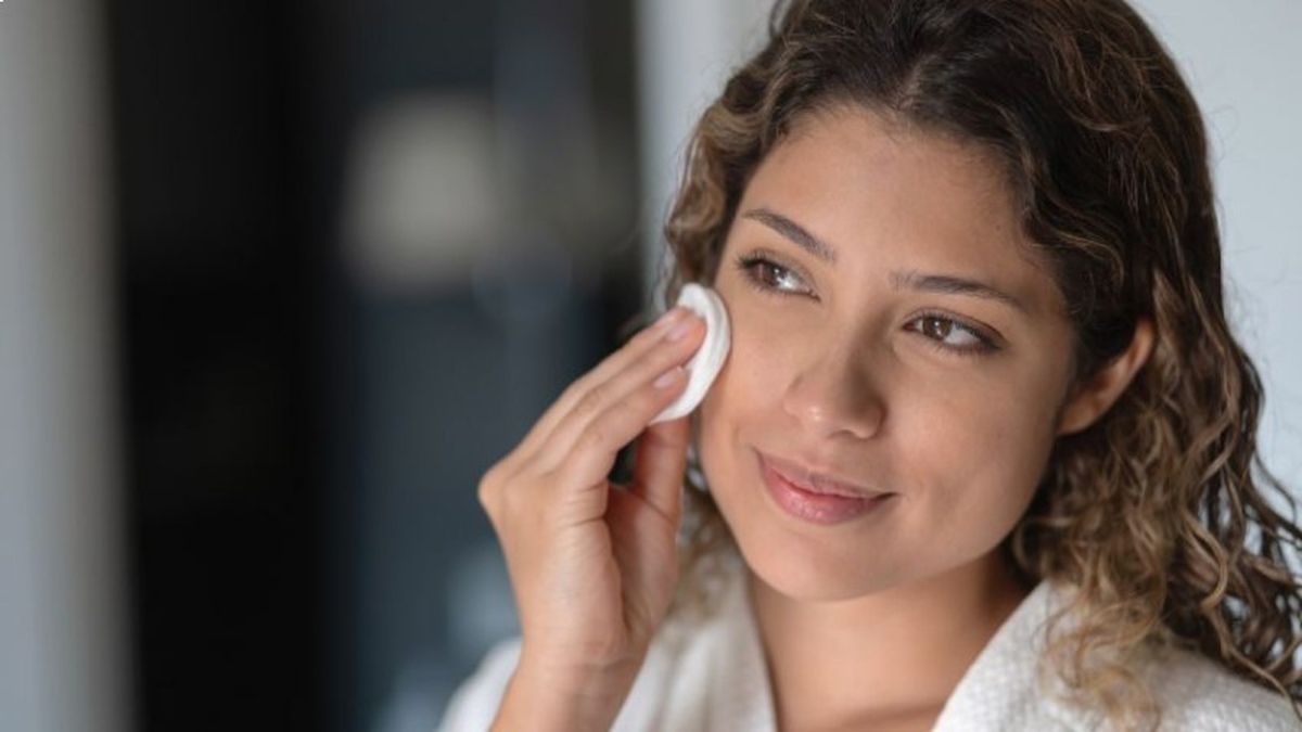 Aplicar el tónico de lavanda con suaves toques