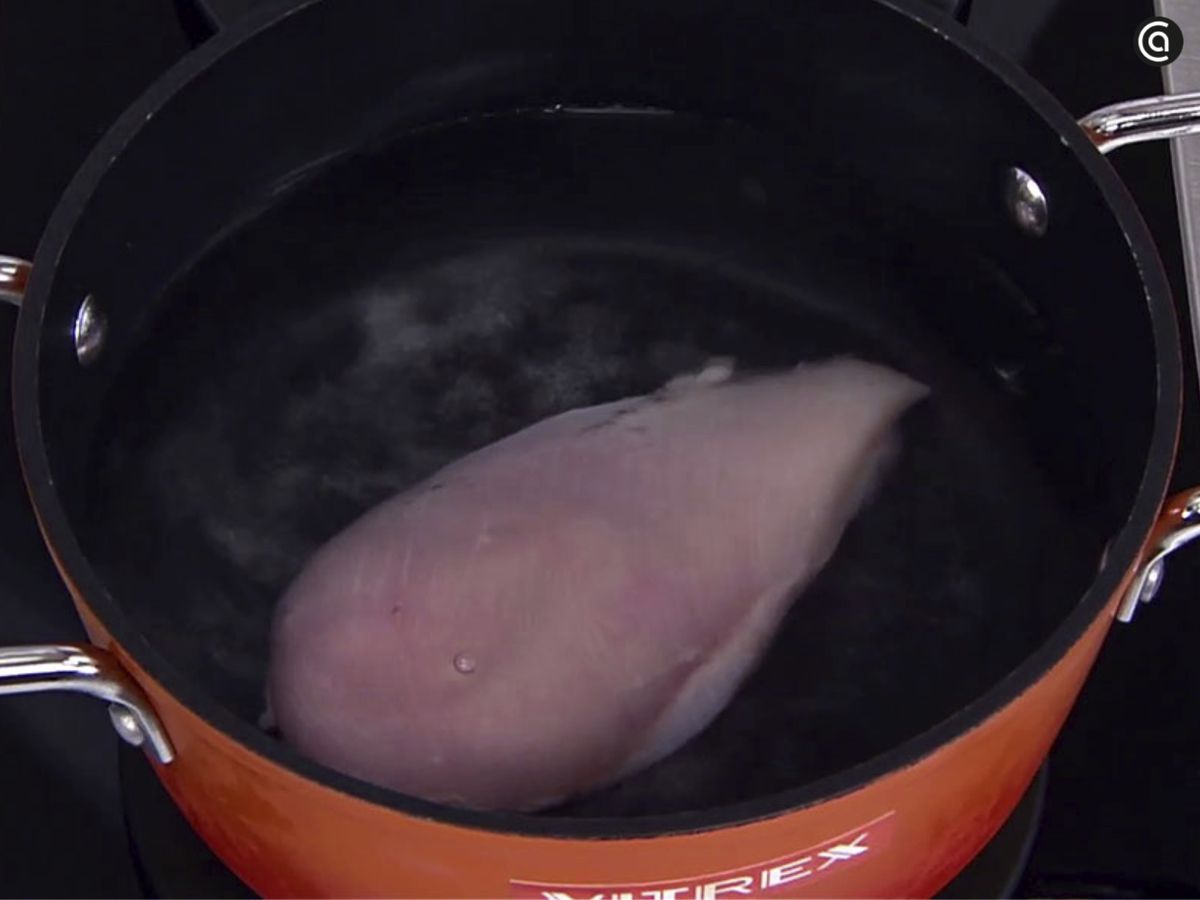 Cuece la pechuga de pollo
