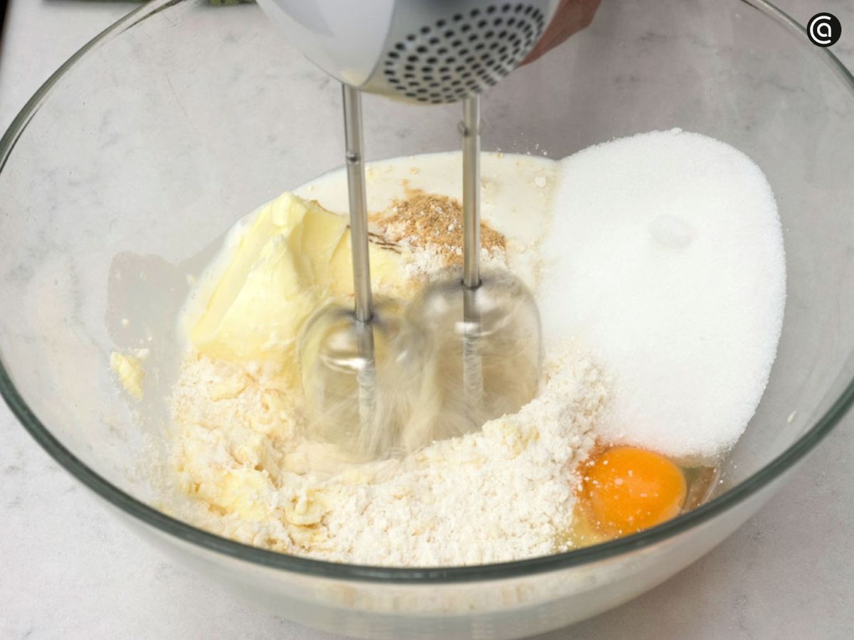 Bate la mantequilla con el resto de ingredientes y reserva la mezcla