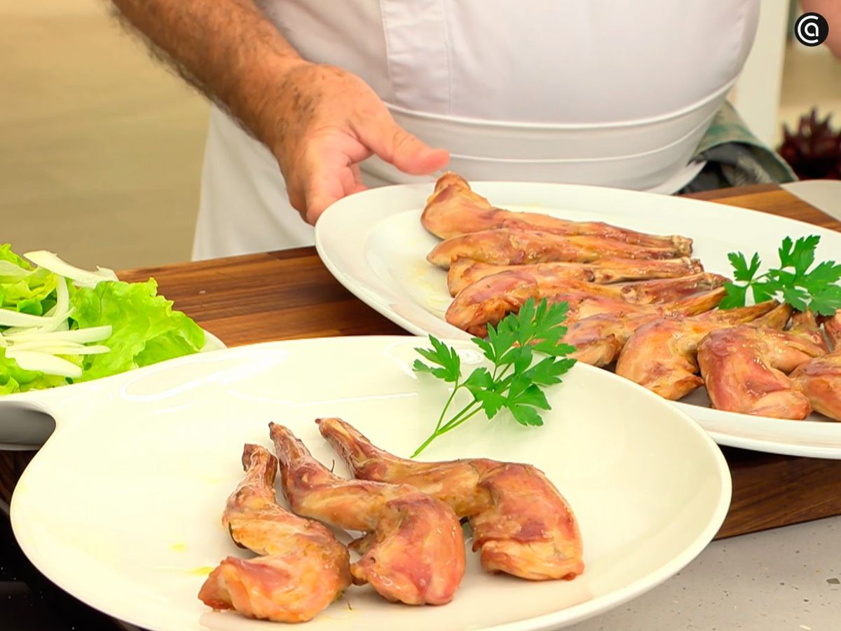 Acompaña las paletillas de conejo asadas con la ensalada de lechuga y cebolleta