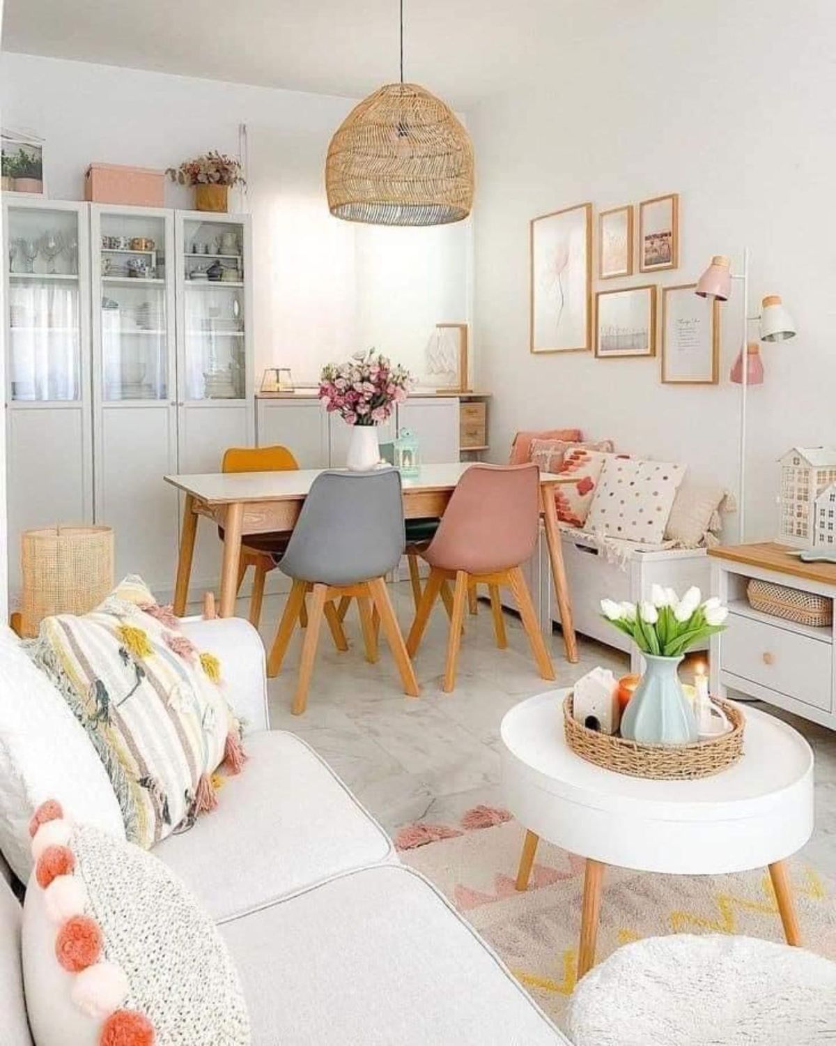 Salón comedor minimalista acogedor.