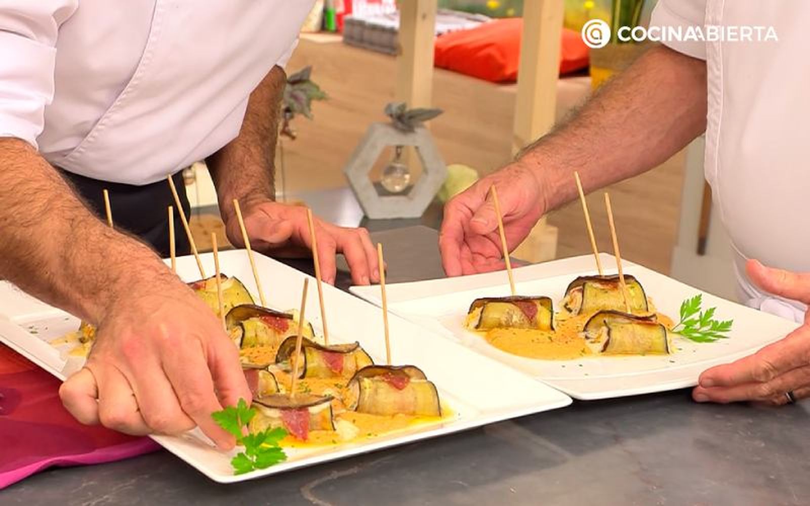 Sirve los rollitos de berenjena sobre la salsa Sirve los rollitos de berenjena sobre la salsa