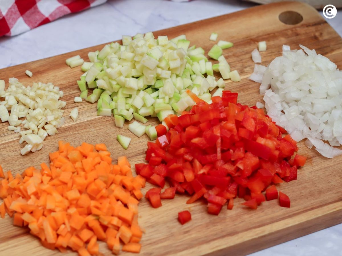 Verduras picadas para el relleno de las empanadillas