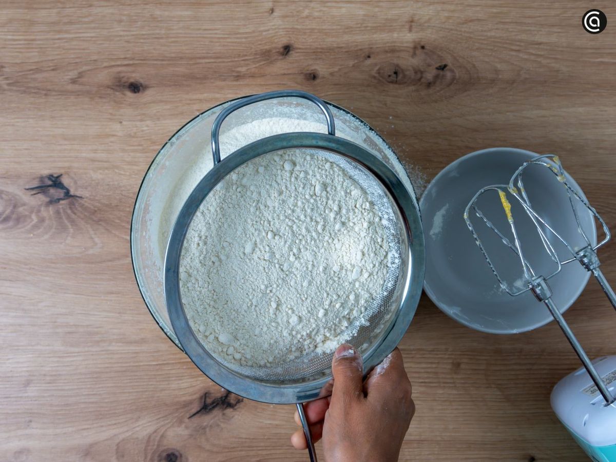 Añade la harina tamizada y mezcla bien