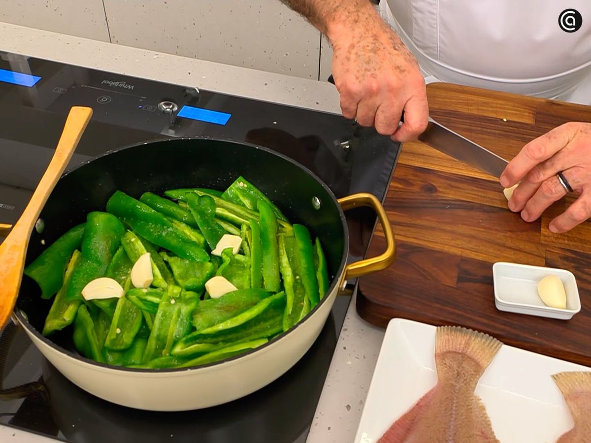 Rehoga los pimientos verdes con ajo