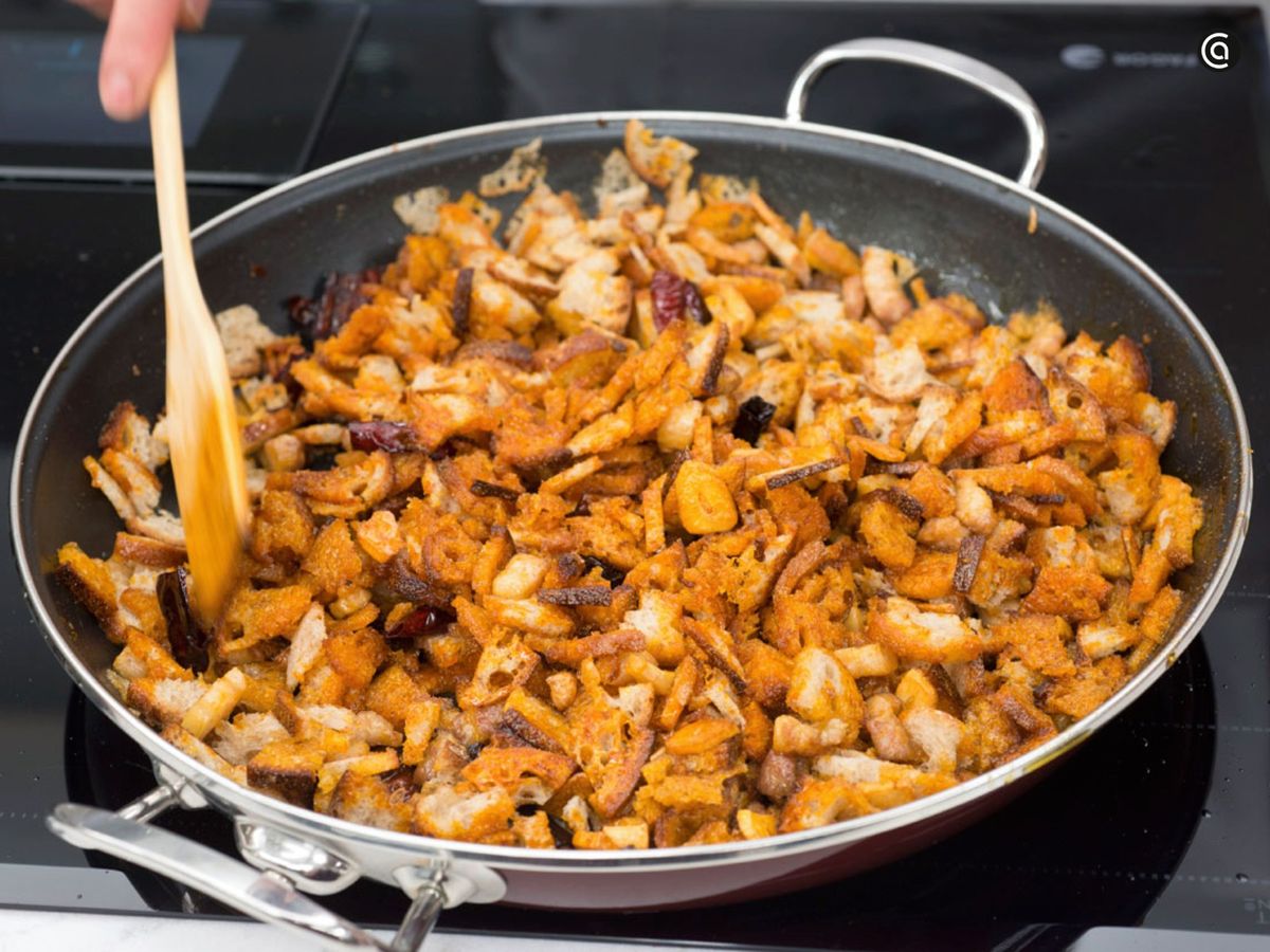 Remueve bien para que el pan coja todo el sabor