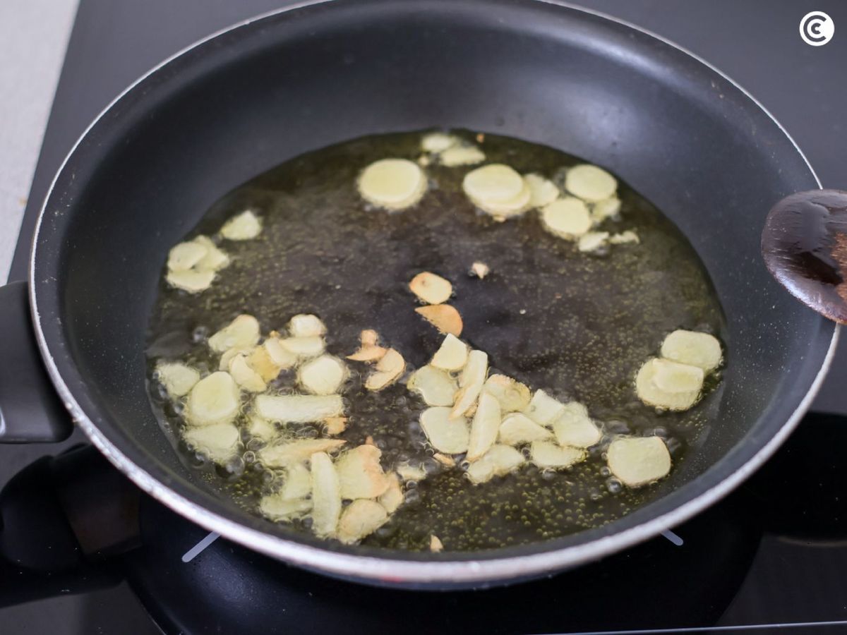 Dorar los ajos para hacer salmorreta