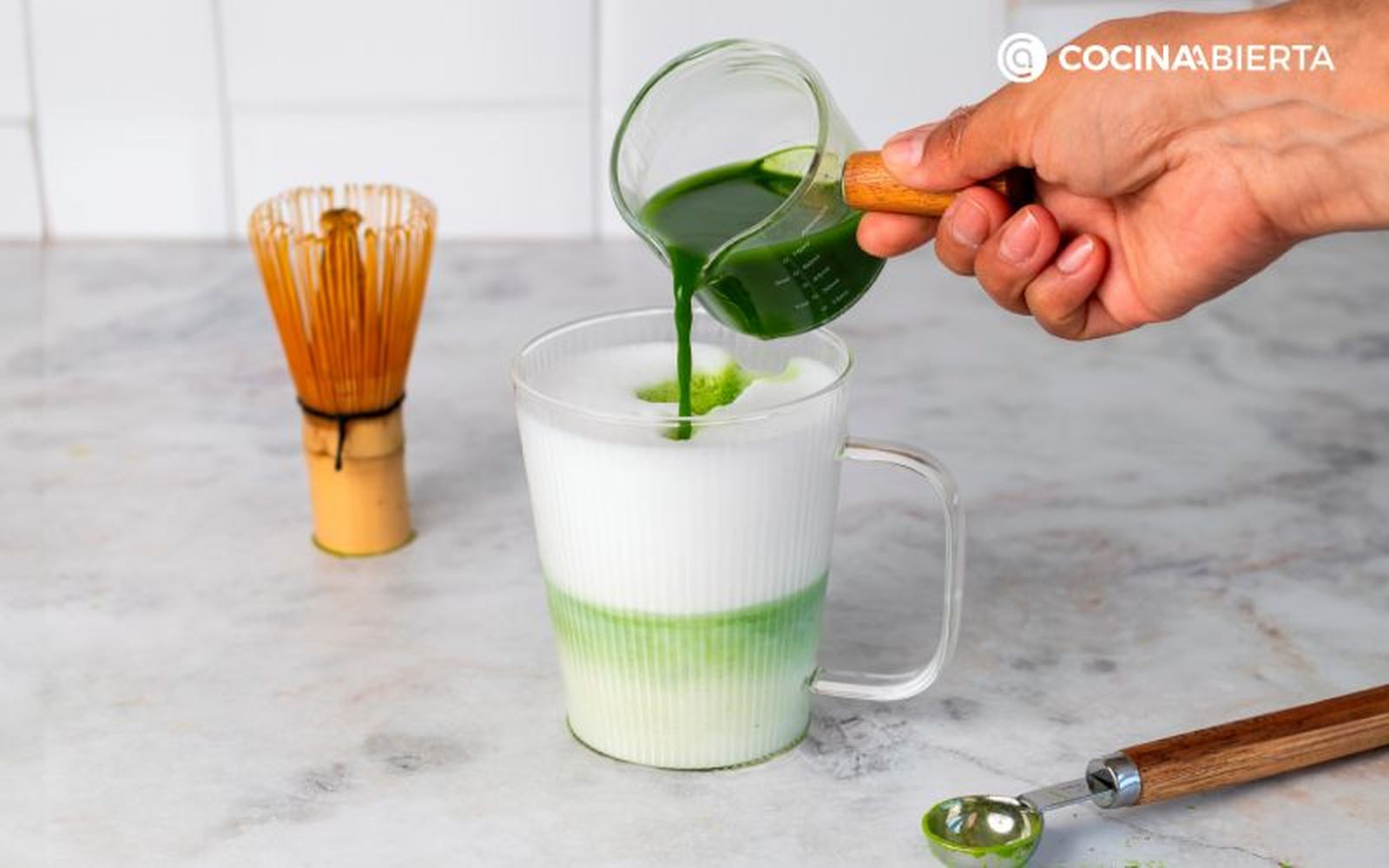 Vierte el matcha sobre la leche Vierte el matcha sobre la leche