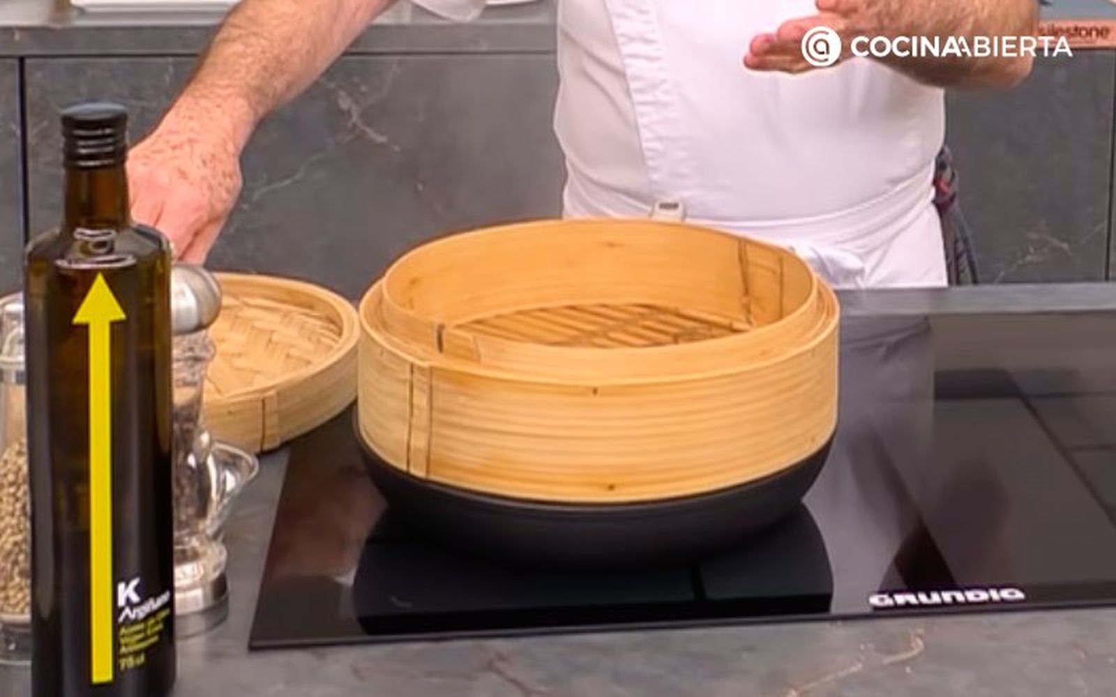 La vaporera debe encajar en la sartén o wok La vaporera debe encajar en la sartén o wok