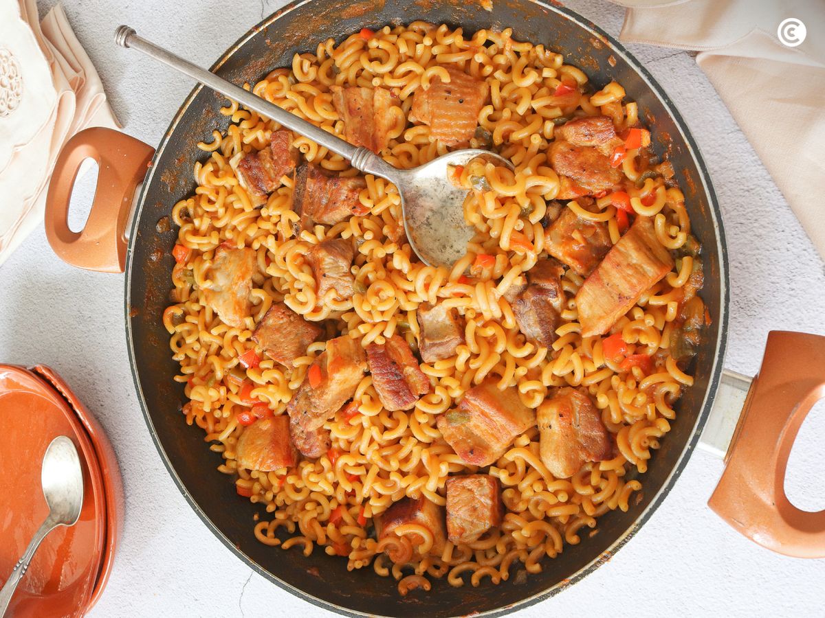 Puedes acompañar la fideuá de carne con alioli