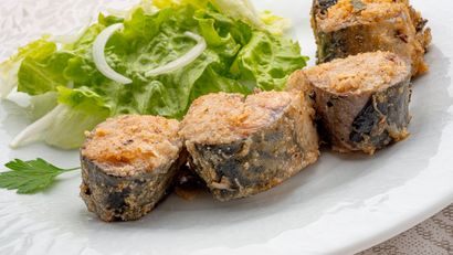 Caballa en adobo frita con ensalada, receta de Karlos Arguiñano