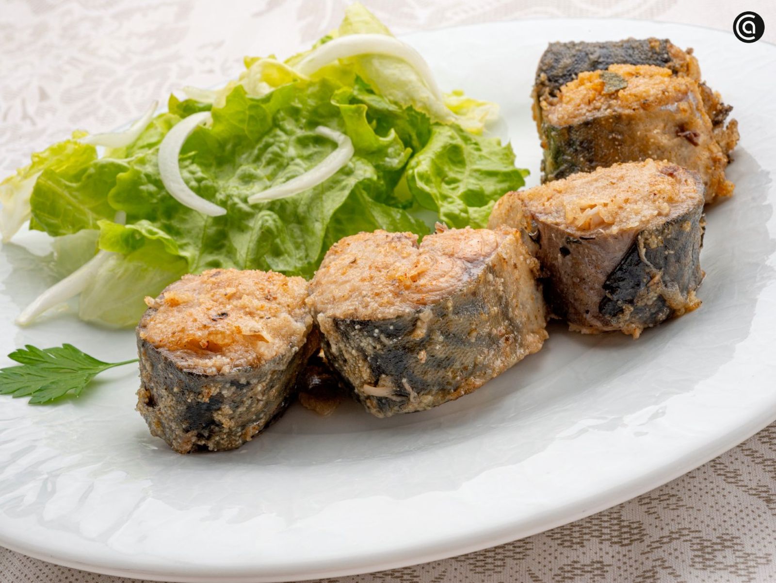 Caballa en adobo frita con ensalada, receta de Karlos Arguiñano