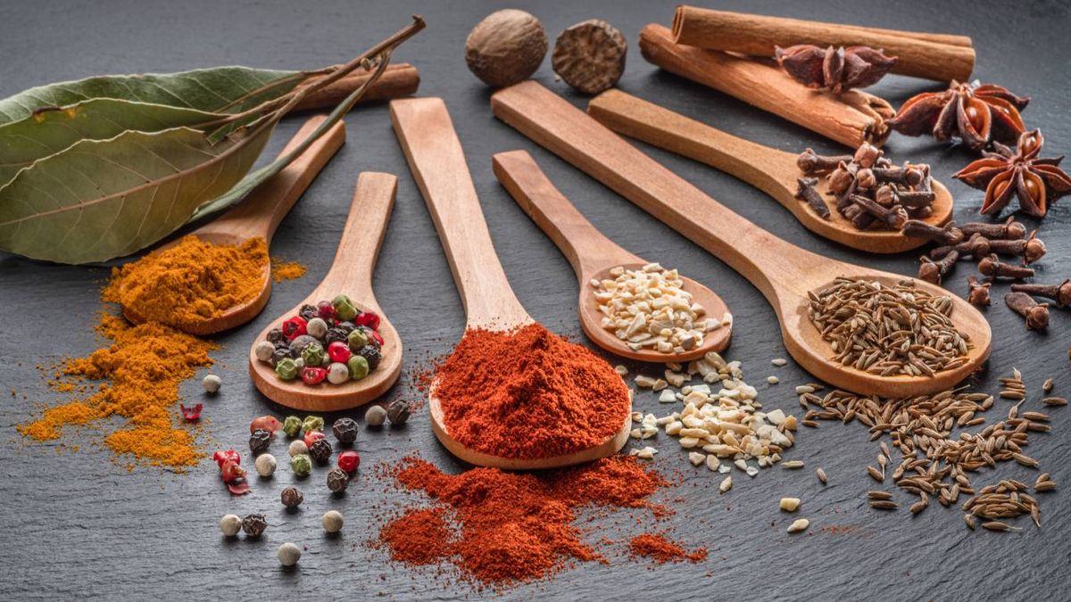 Las especias, tanto enteras como molidas, son clave en la cocina creativa.