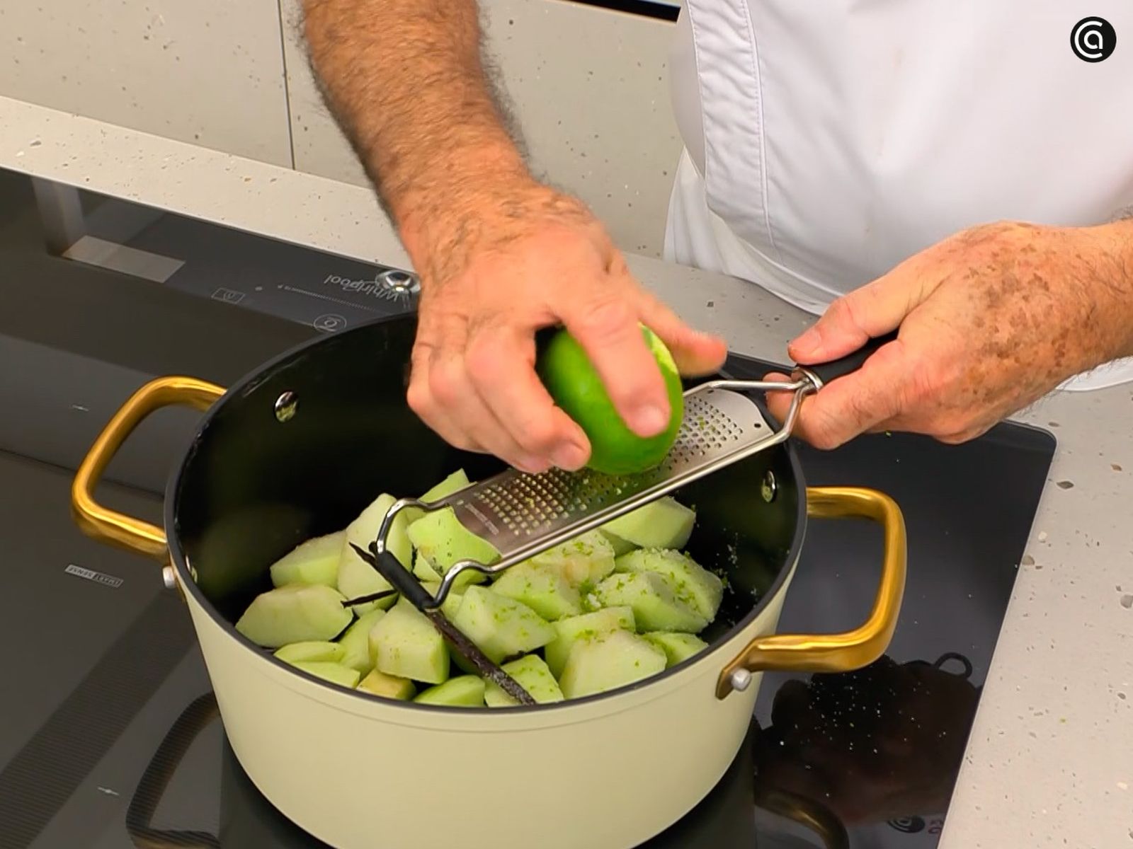Pela las manzanas, trocéalas y añade la ralladura de una lima