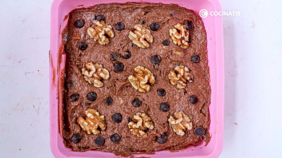 Preparamos la masa en el molde para hornearla