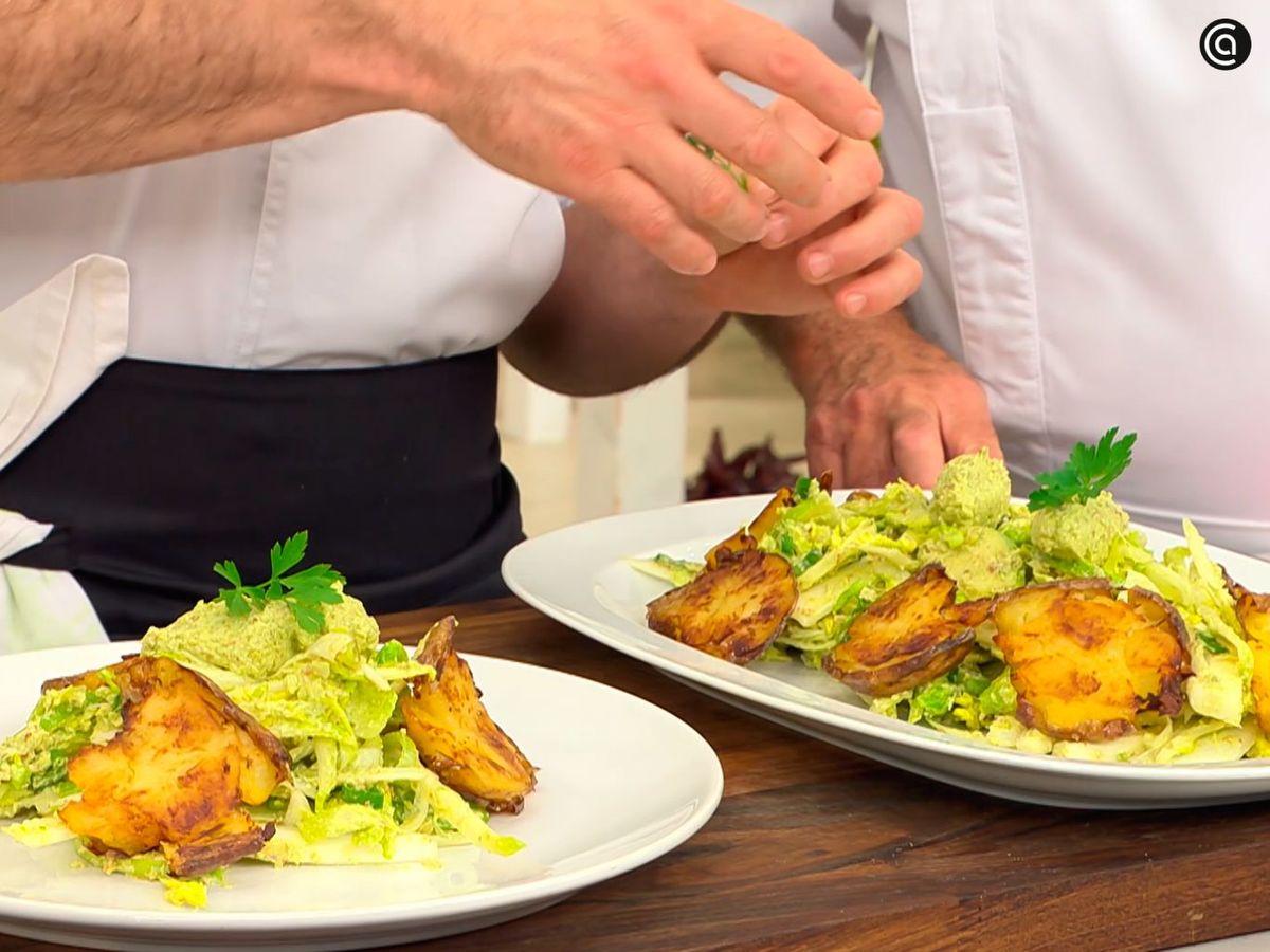 Acompaña la ensalada verde con pesto de pistacho y tofu con patatas cocidas doradas