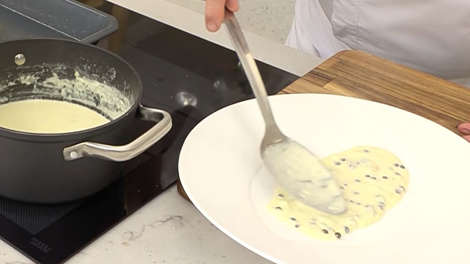 Sirve la salsa para acompañar platos de carne o pescados. Si prefieres una textura más fina, puedes colarla antes de servir.