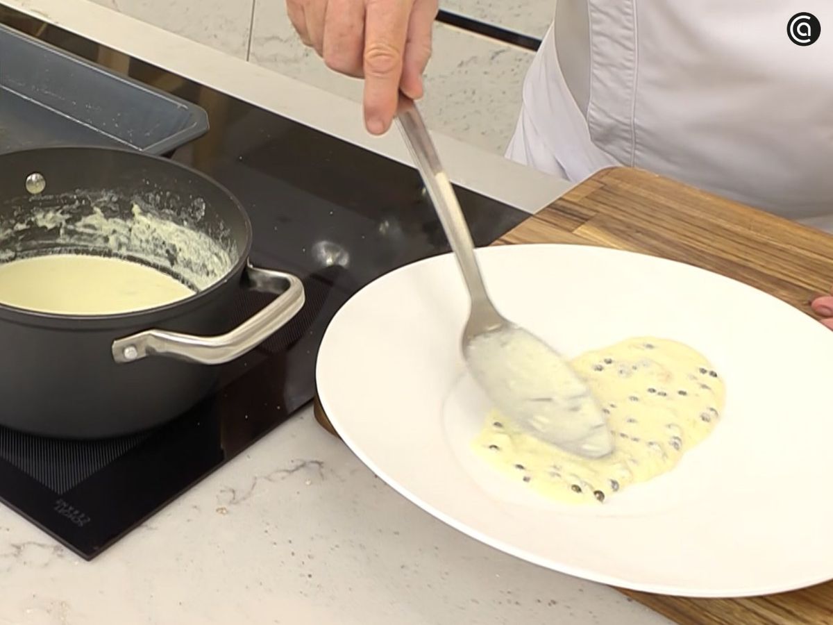 Sirve la salsa de pimienta verde