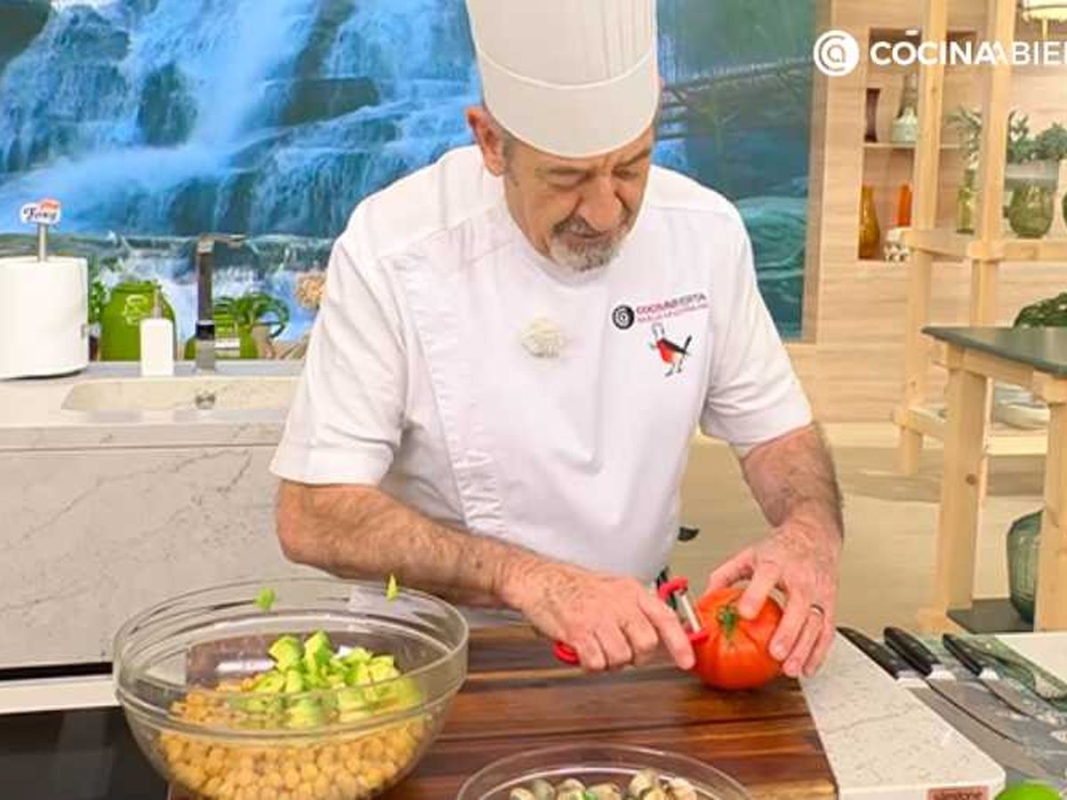 Corta y pela el tomate y el aguacate