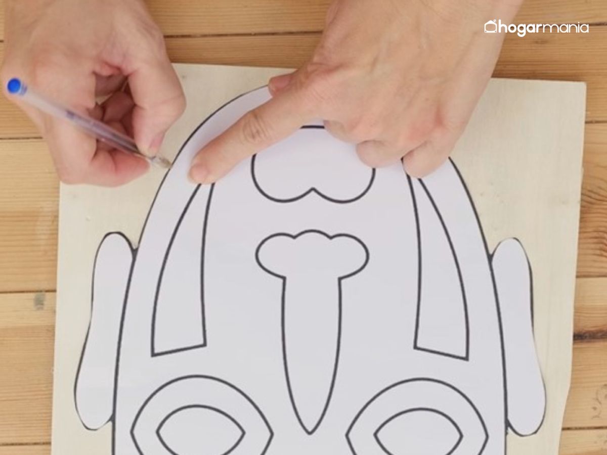 La plantilla del contorno define la base de la máscara y asegura unas proporciones equilibradas.