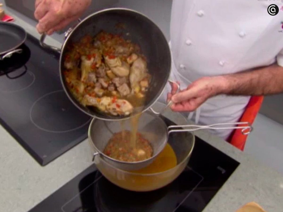 Cuela el caldo y reserva la carne con las verduras