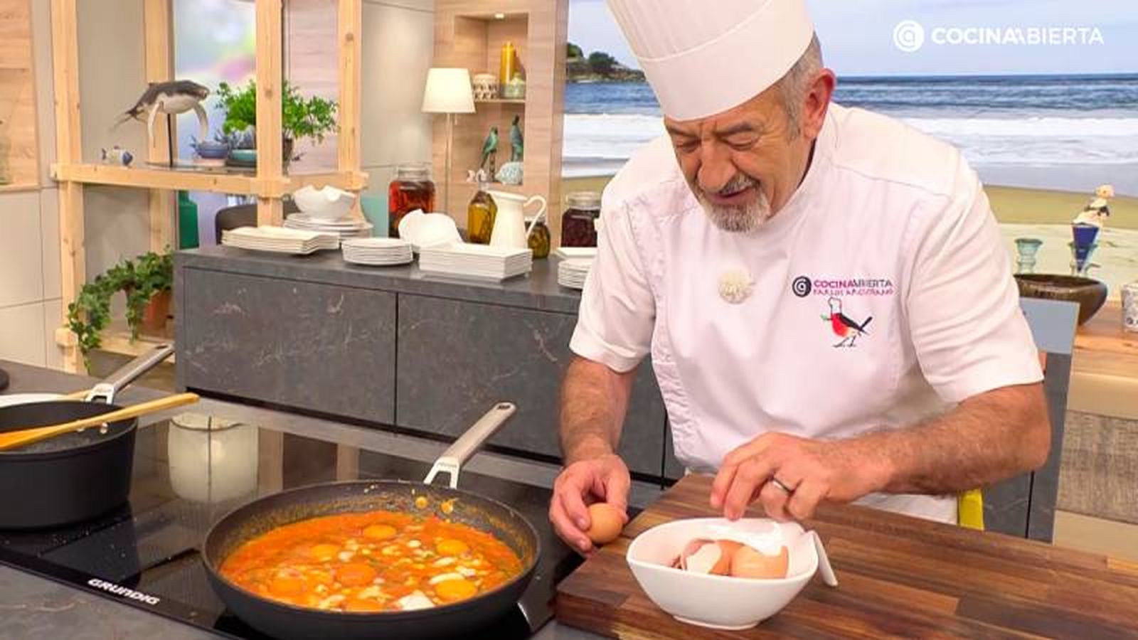 Casca los huevos, sazónalos, tapa la sartén y cocínalos hasta que cuajen (4-5 minutos) Casca los huevos, sazónalos, tapa la sartén y cocínalos hasta que cuajen (4-5 minutos)