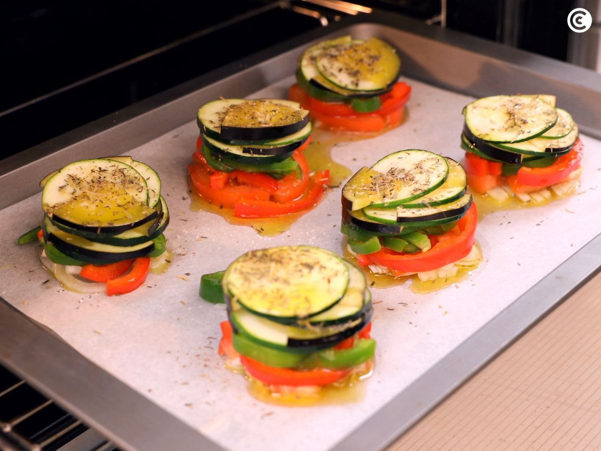 Cocinar el ratatouille individual en el horno