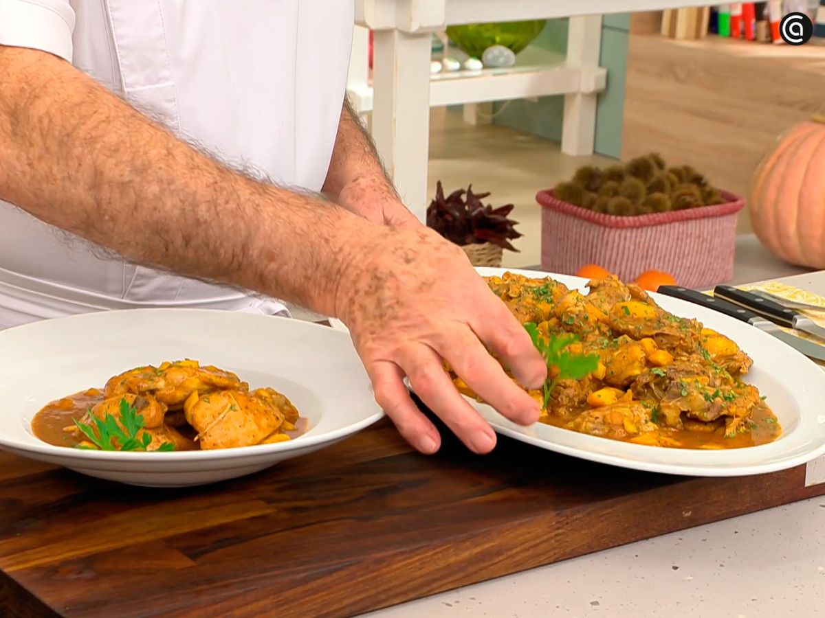 Decora el guiso de pollo con mango con perejil