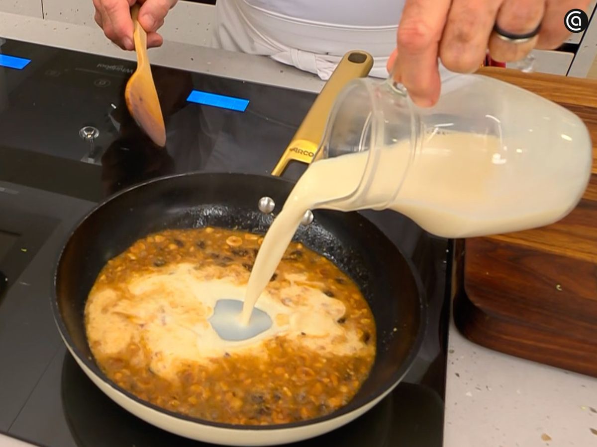 Elabora la salsa mezclando avellanas trituradas con leche y pasas