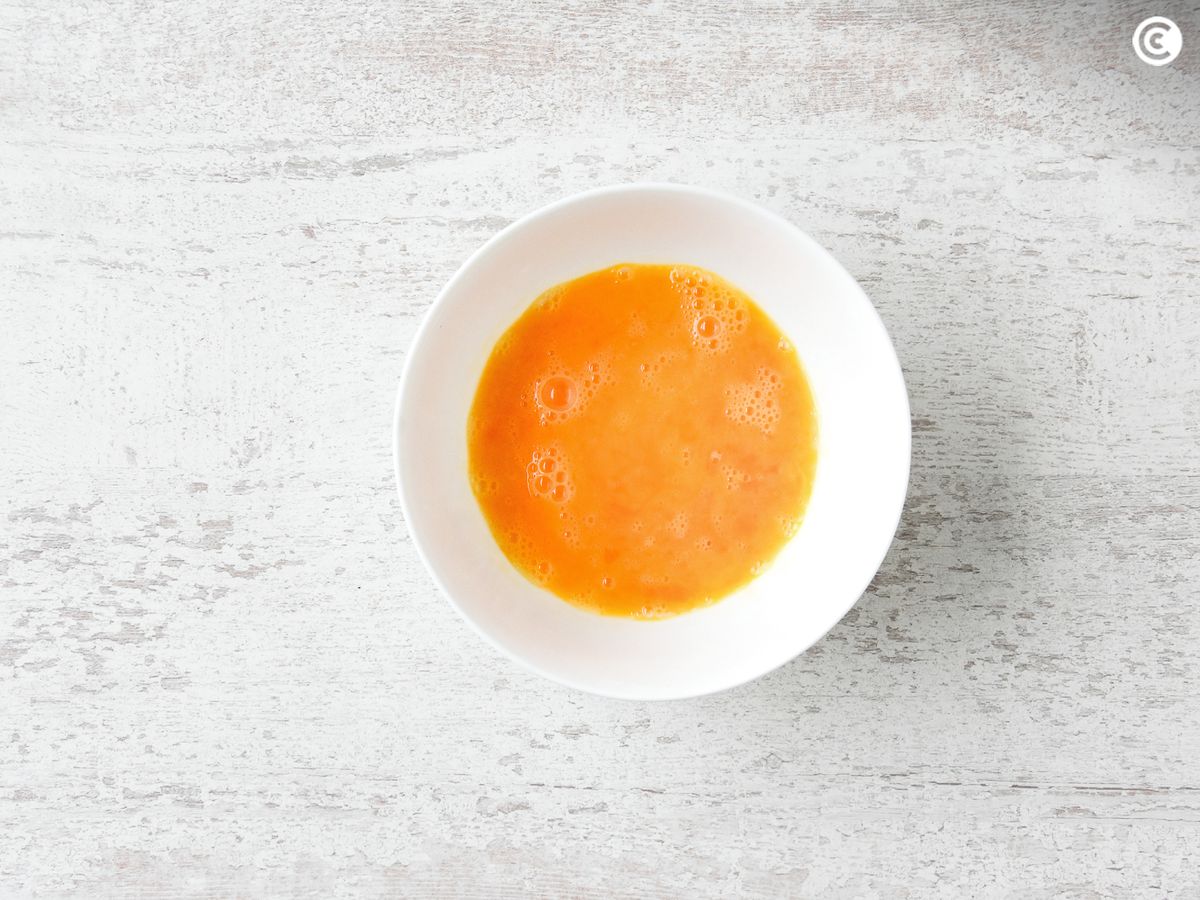Bate dos huevos en un cuenco