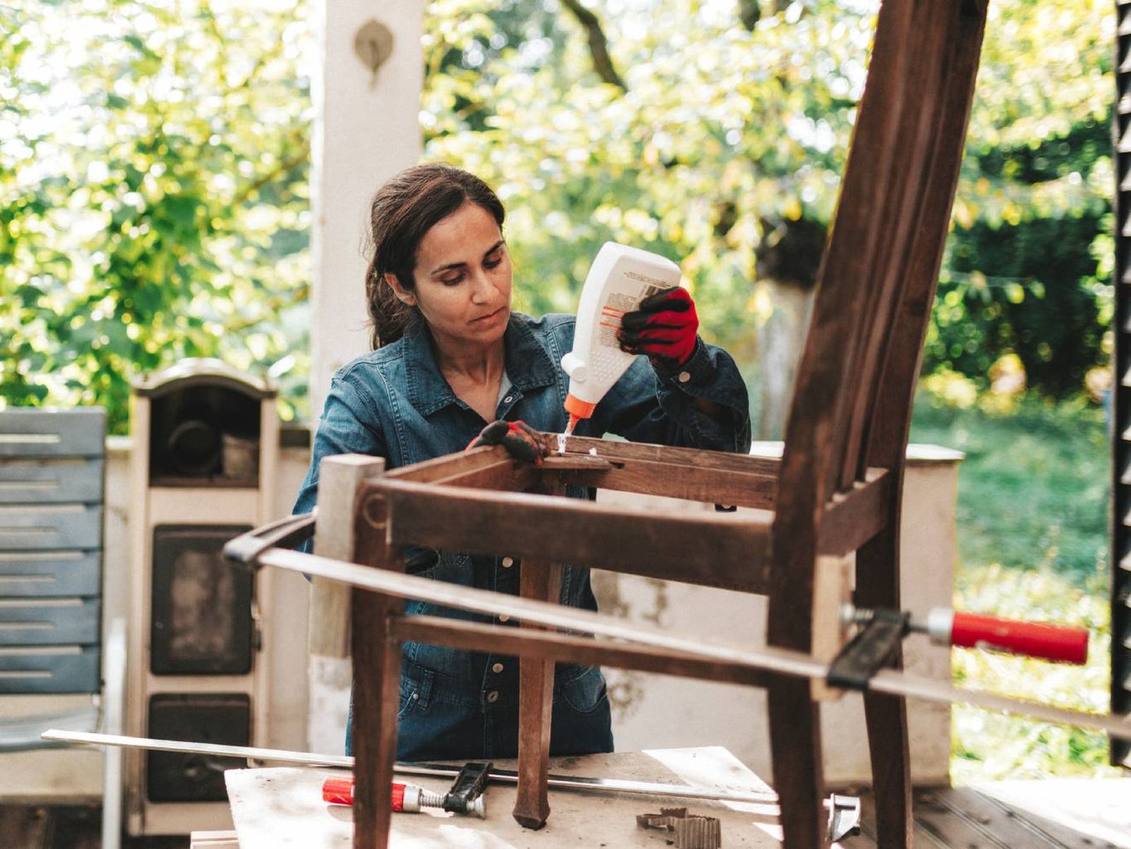 Reparar los muebles de exterior.