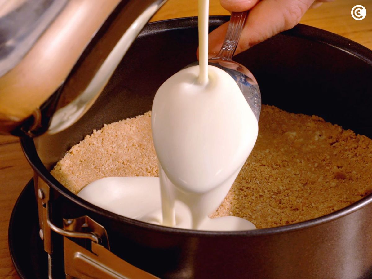 Preparar la tarta de queso en el molde