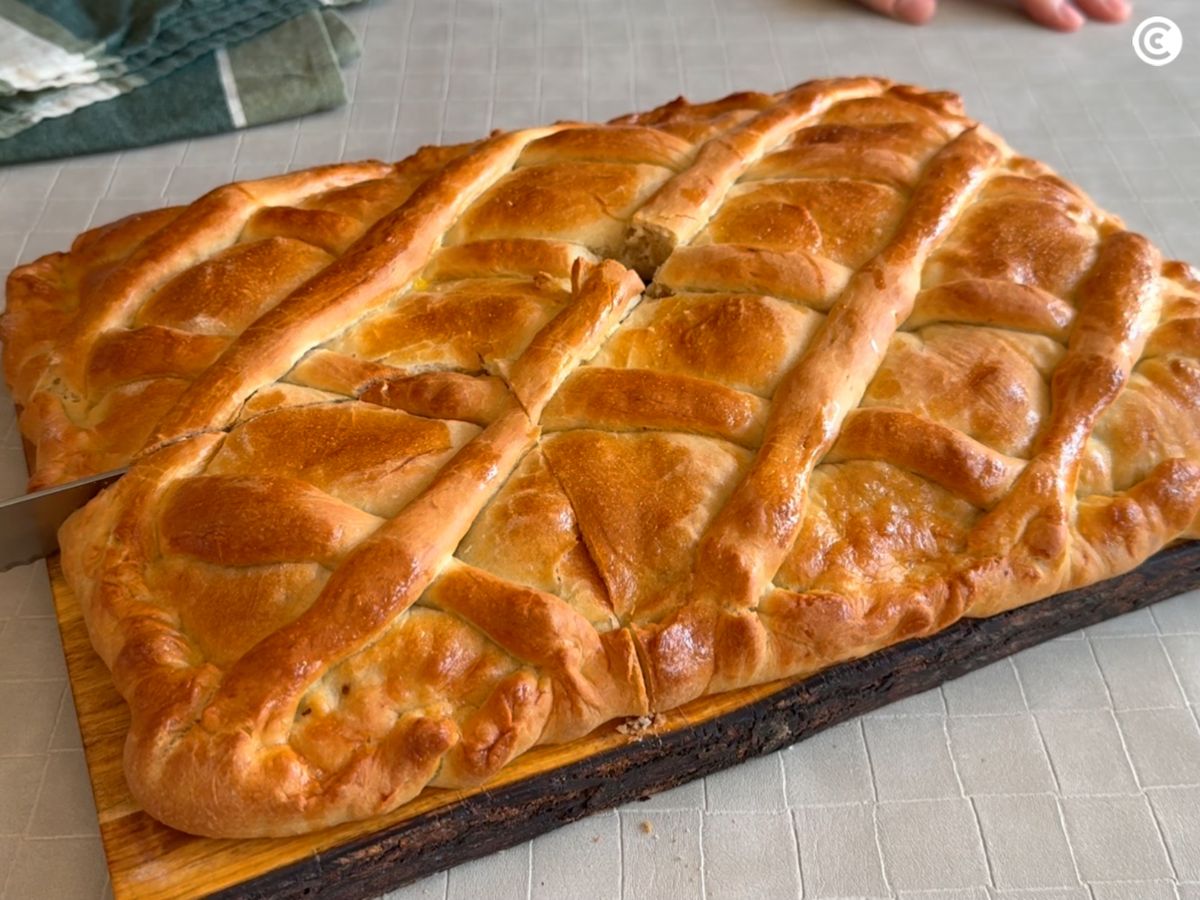 Hornea la empanada hasta que la masa quede dorada