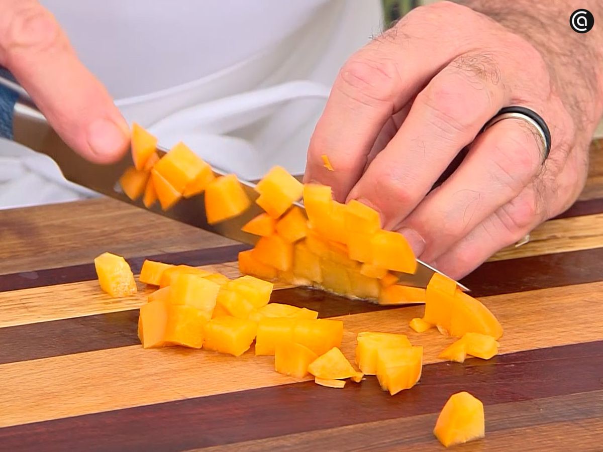 Corta la cebolleta, el albaricoque, el pepino y el pimiento para la guarnición